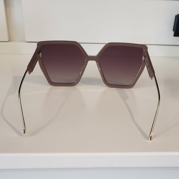 NWT: QUAY Australia Hotel Lobby Sunglasses